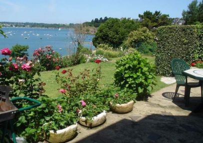 gite Saint Malo Saint Suliac Ker Mor maison vue mer la terrasse et le jardin cote Rance.jpg